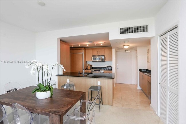 Building Photo - 10275 Collins Ave