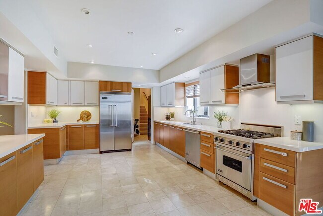 Foto del edificio - 8788 Shoreham Dr