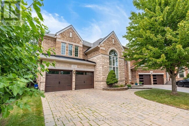 Building Photo - 2395 Lyndhurst Dr
