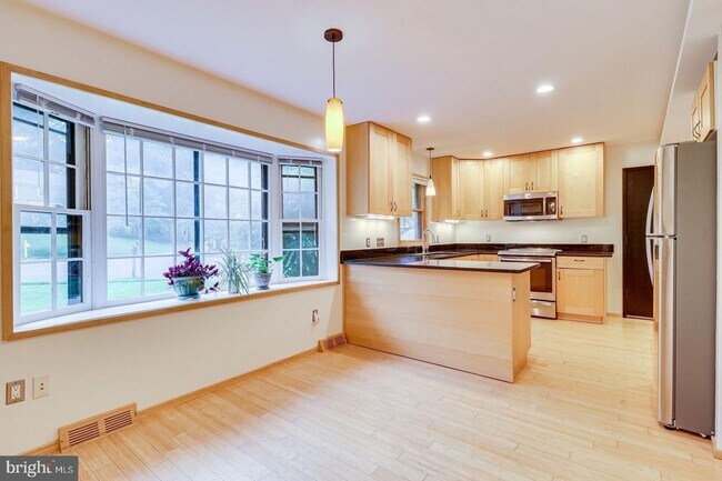 Foto del edificio - This elegant and unique three-level split ...