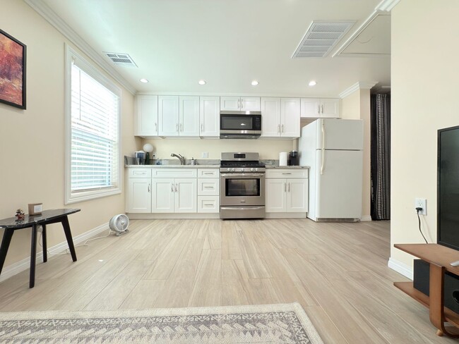 Building Photo - Wonderful 1 Bed + 1 Bath ADU
