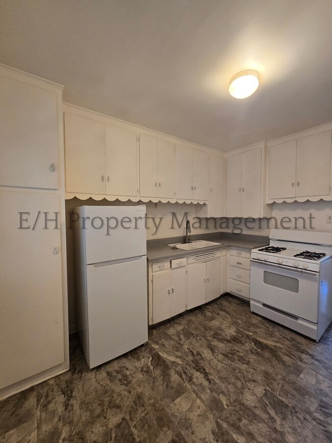 Building Photo - 530 S Glendale St
