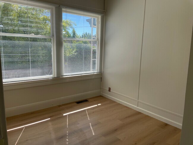 Foto del edificio - 2720 Elmwood Ave