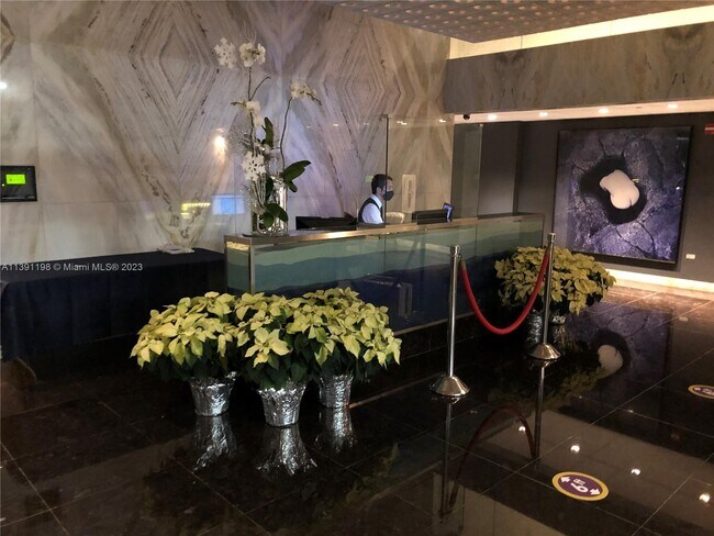 Foto del edificio - 325 S Biscayne Blvd