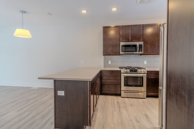 Building Photo - 1502 Simsbury St