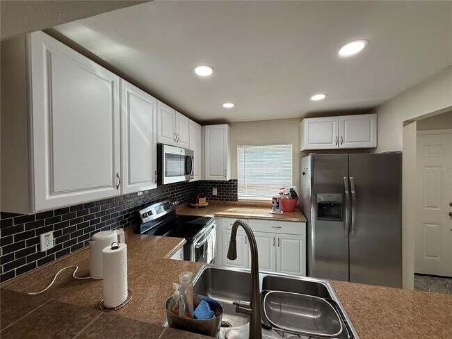 Building Photo - 10053 Lake Oak Cir