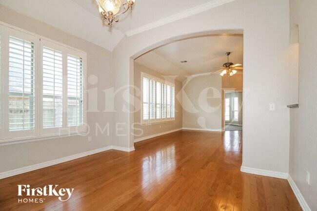 Building Photo - 4200 MacKenzie Dr