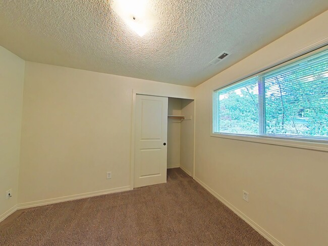 Building Photo - 3 Bedroom House ~ Close to Downtown ~ Pet ...