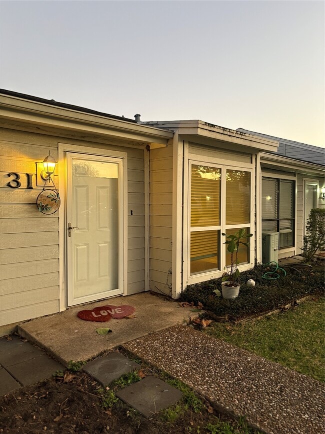 Building Photo - 31 Hideaway Dr