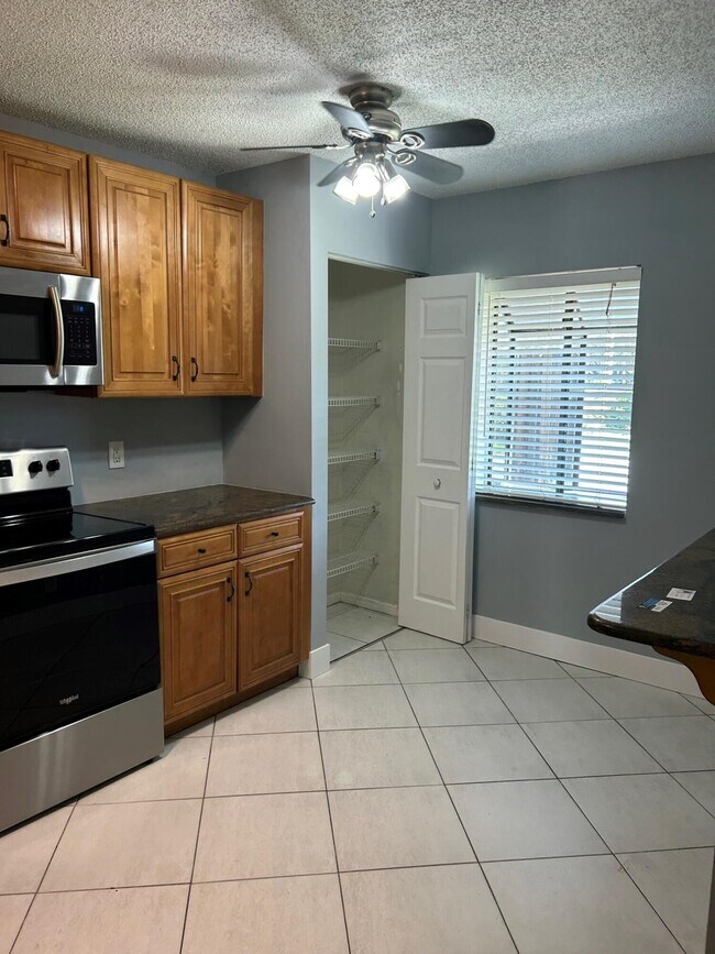 Building Photo - 161 Meadows Dr