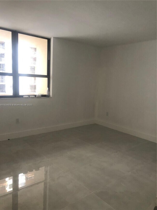 Foto del edificio - 10185 Collins Ave