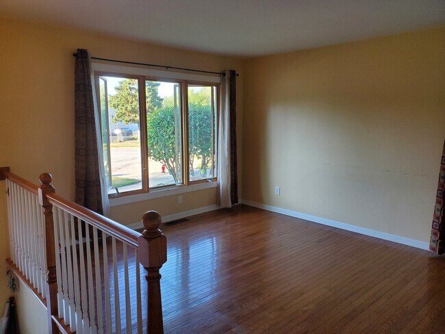 Building Photo - 774 Crestwood Dr