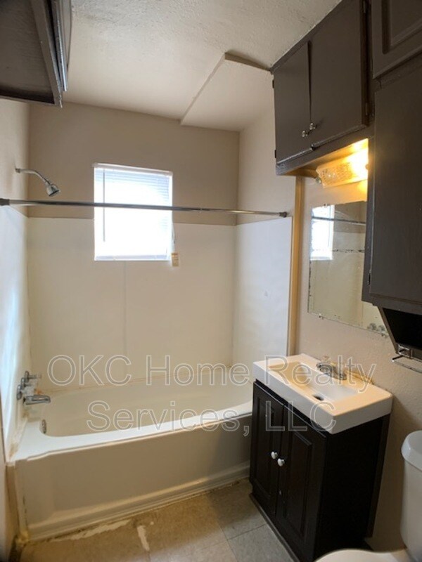 Building Photo - 1207 N Ross Ave