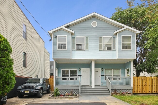 Building Photo - 257-59 Pine St