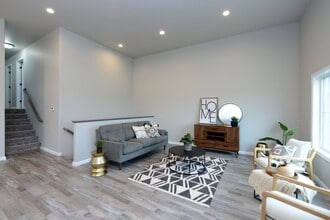 Building Photo - 824 United Dr Building Photo - 824 United Dr