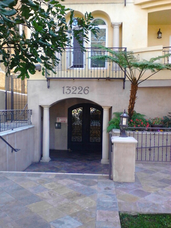 frente del edificio - 13226 Moorpark St
