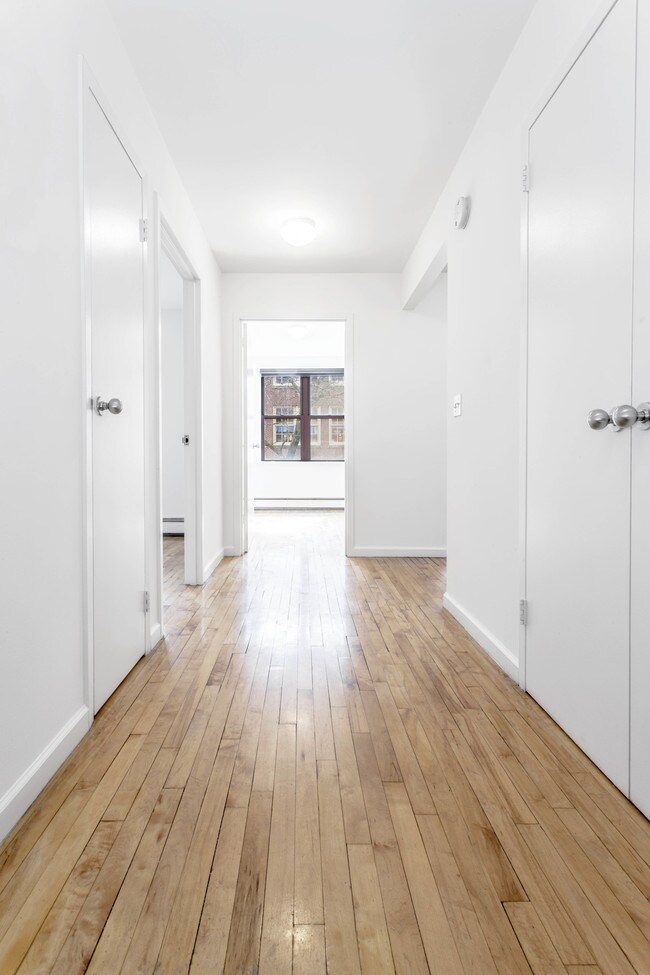 Building Photo - 190 E 7th St