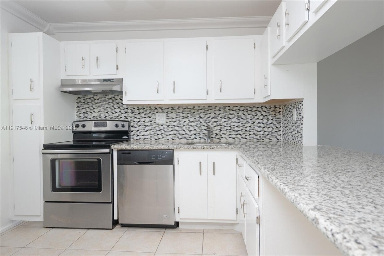 Foto principal - 8330 Sands Point Blvd