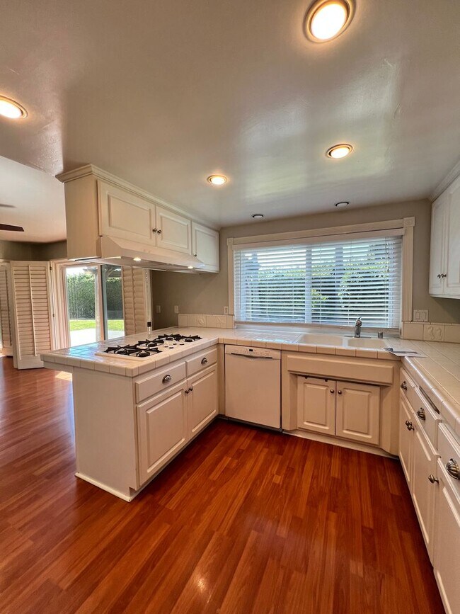 Building Photo - 3 Bed 2.5 Bath Fountain Valley Beauty Now Available