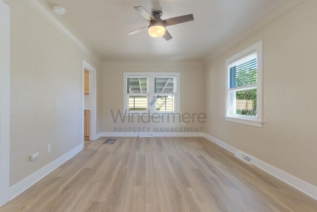 Building Photo - 208 S 8th Ave