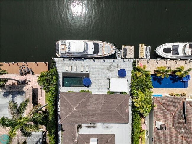 Building Photo - 325 Seven Isles Dr