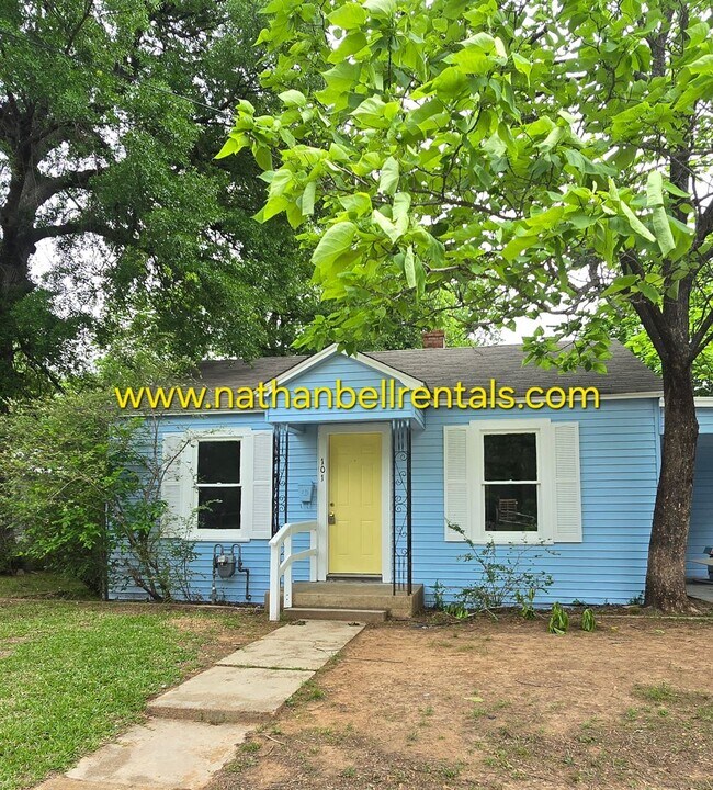 Building Photo - Single-Family Home: 3 Bed, 2 Bath