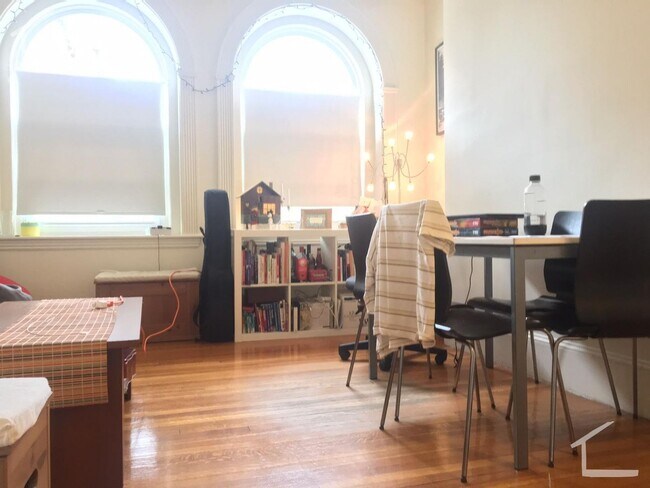 Building Photo - No Brokers Fee, No Security Deposit, Heat,...