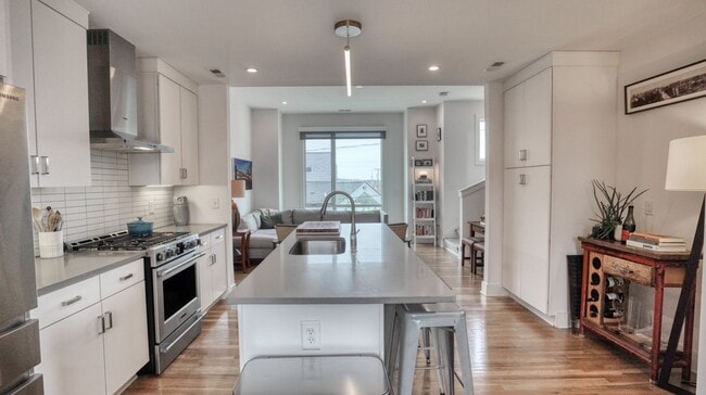 Building Photo - 3 Bedroom Townhome in 5 Points with Private Garage and Rooftop Deck