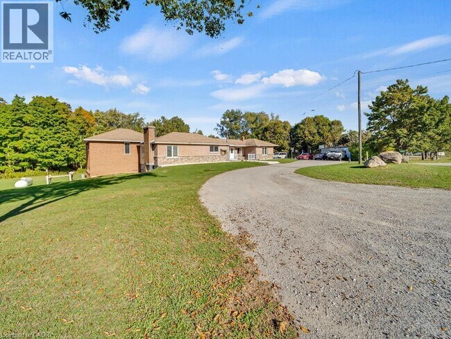 Photo du bâtiment - 12571 Regional Rd 25