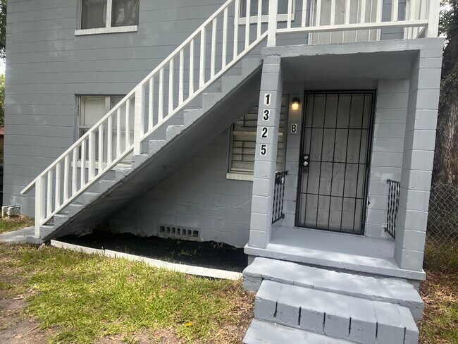 Building Photo - 1325 W 25th St