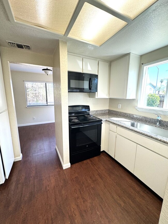 Building Photo - 3Br 3 Bath with bonus room