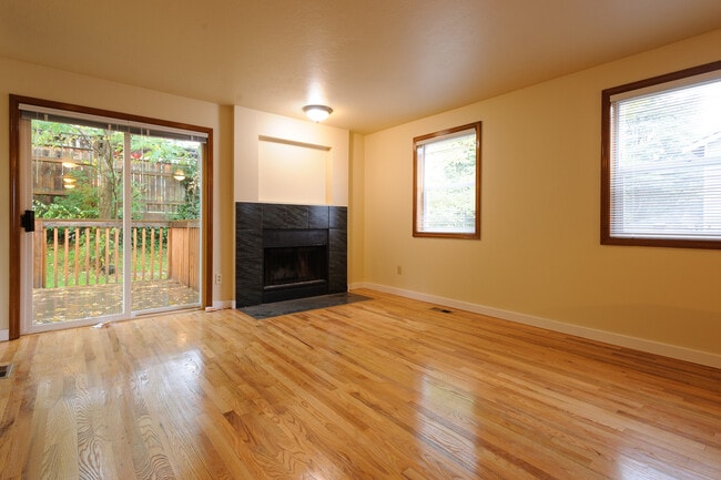 Building Photo - 8bed, 4 BA House, Close to University Village!!