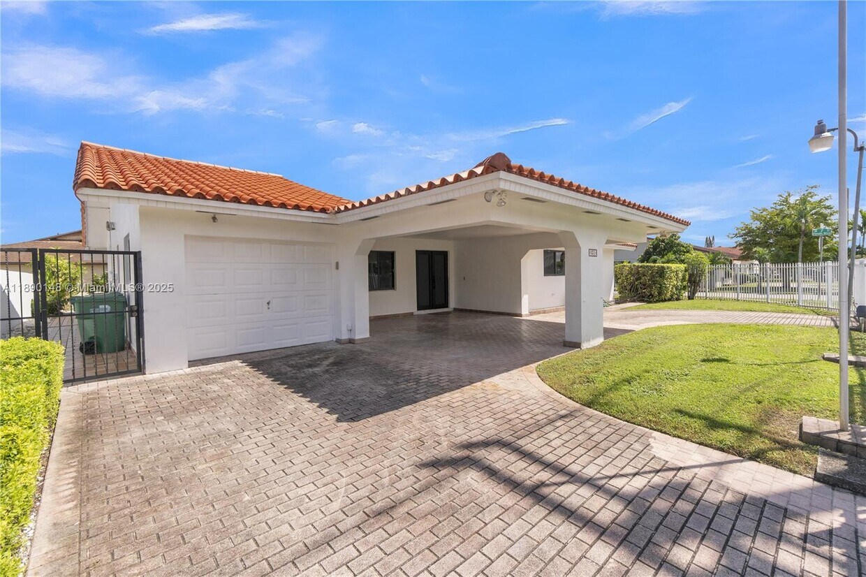 Foto principal - 631 SW 102nd Ave