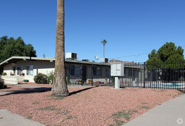 Foto del edificio - 6638-6644 E Cheery Lynn Rd