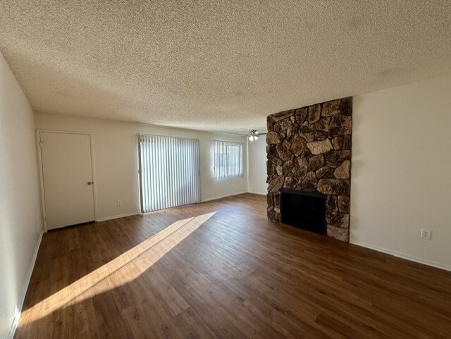 Entrada/Sala de estar/Distribuidor/Balcón - 11819 Kiowa Ave