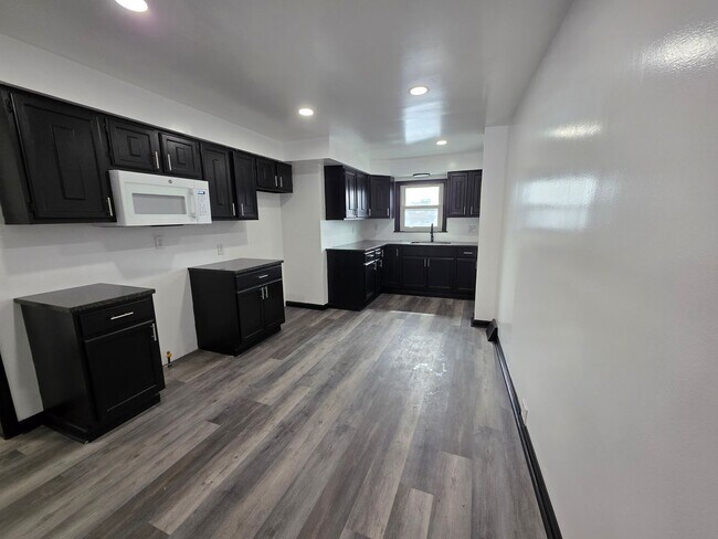 Building Photo - Fully Updated 3 bedroom 1 bath house for in the South Side Slopes!