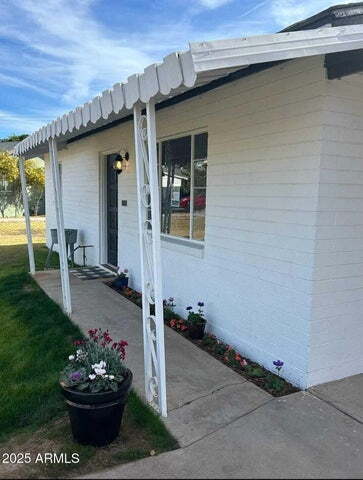 Foto principal - 2 BEDROOMS HOME WITH POOL FOR LEASE