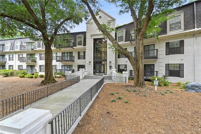 Foto del edificio - 2201 Pine Heights Dr NE
