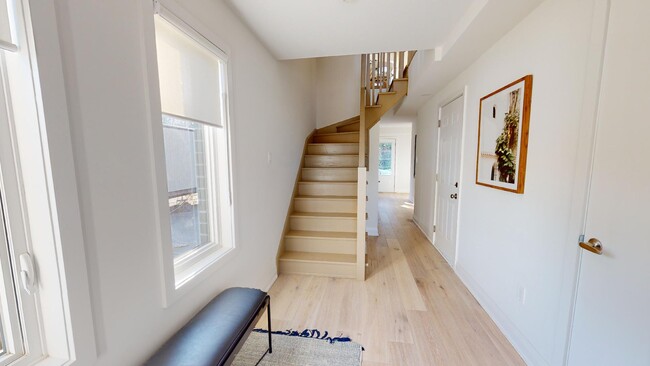 Photo du bâtiment - Luxury Rental: Rooftop Oasis & Serene Cons...