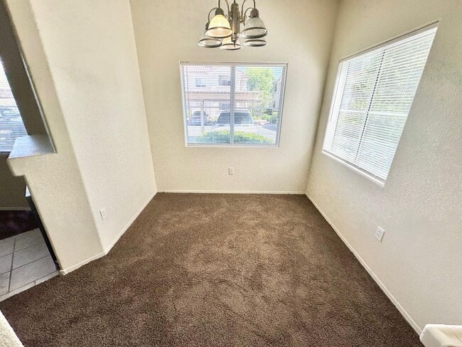 Foto del edificio - **BEAUTIFUL 3 BEDROOM, 2 BATHROOM DOWNSTAI...