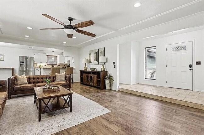 Foto del edificio - 1316 Mockingbird Ln