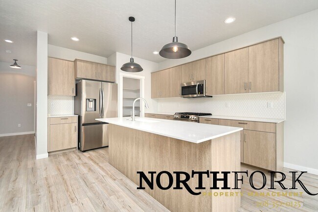 Building Photo - Modern Comfort Meets Meridian Living