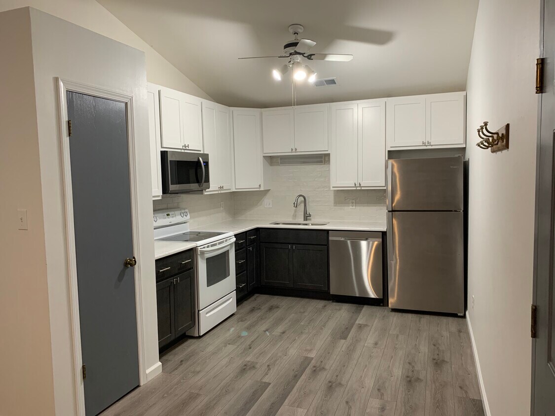 Primary Photo - 1239 Creve Coeur Crossing Ln