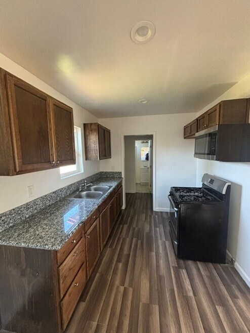 Charming 2 Bedroom, 1 Bathroom Home with Garage & Large Backyard – Available Now!
