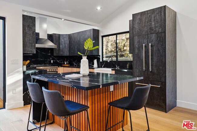 Foto del edificio - 11256 Valley Spring Ln