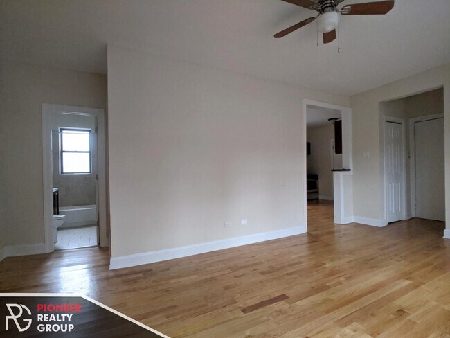 Foto del edificio - 3721 N Pine Grove Ave
