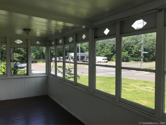 Foto del edificio - 381 Plainville Ave