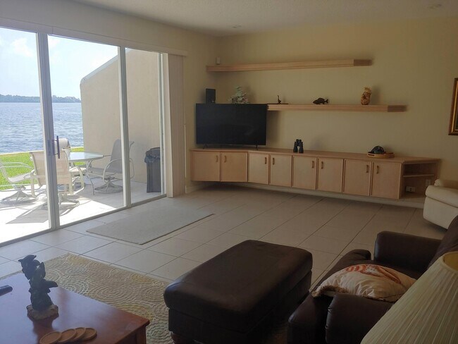 Foto del edificio - 60 N Lakeshore Dr