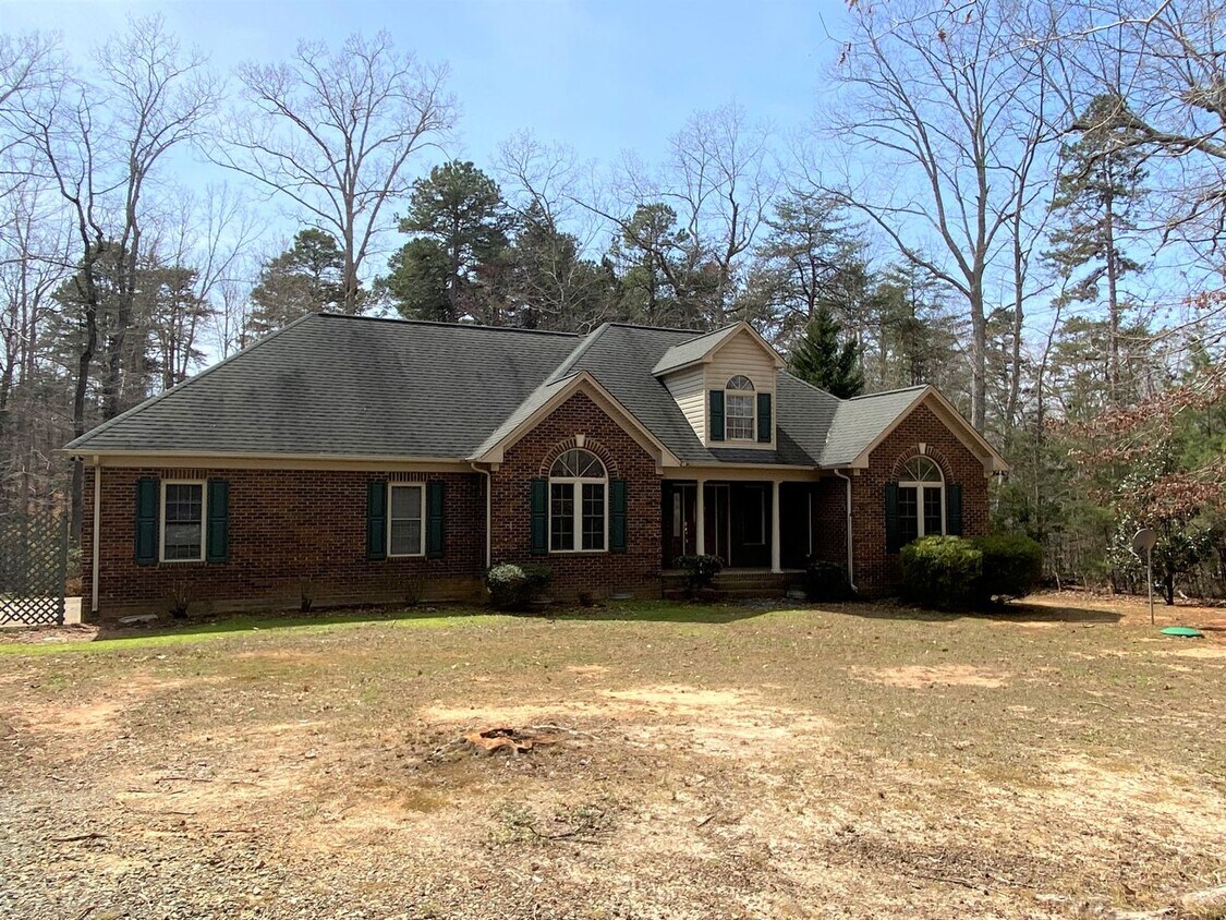 Foto principal - ~~ Luxurious Brick Home located in Mebane ~~