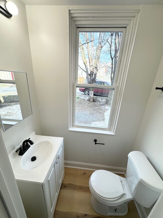 Building Photo - 3 Bedroom Semi-Detached Home